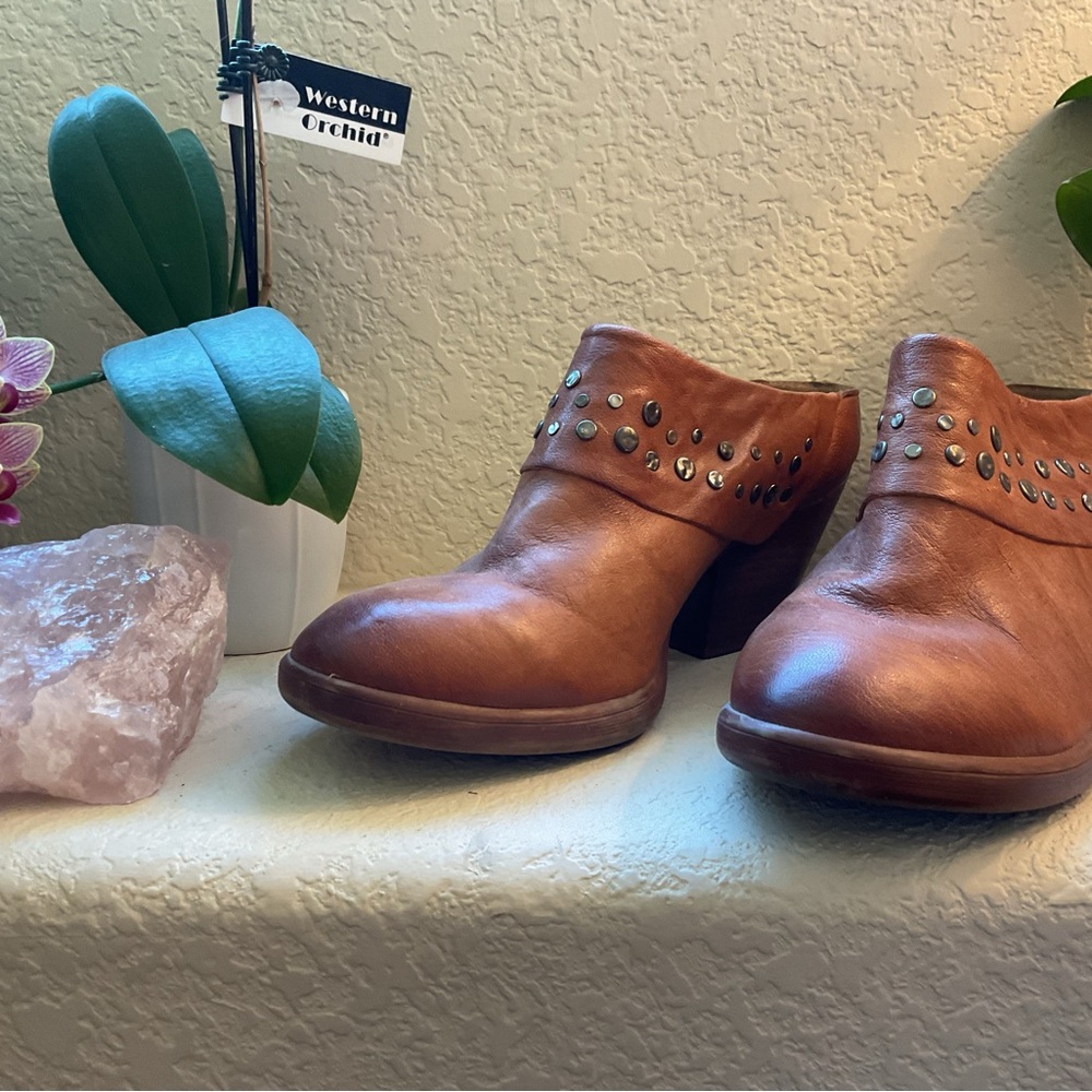 Sofft Studded Tan Leather Clogs 11